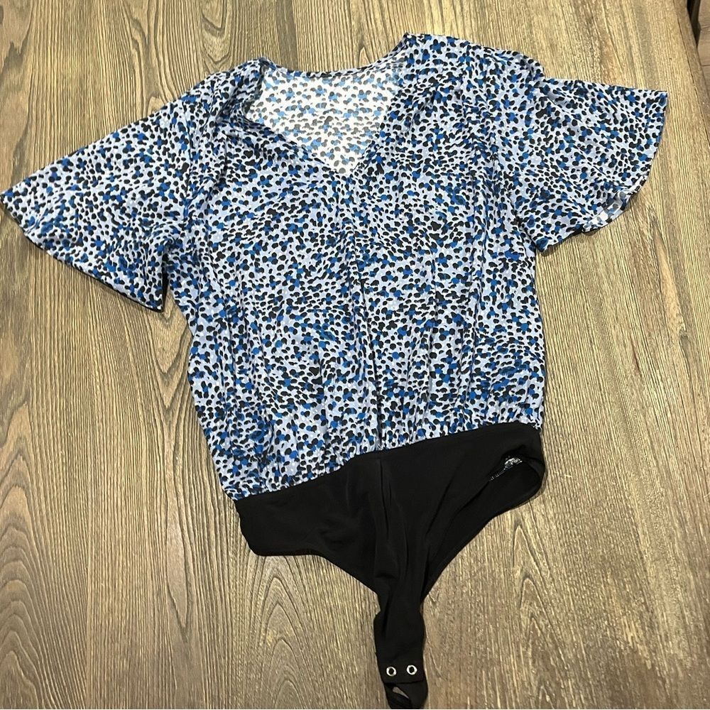 LOFT Thong Bodysuit V-Neck Short Bell Sleeves Casual Animal Print Blue Medium